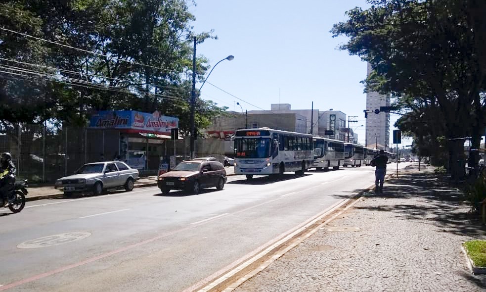 Motoristas fazem protesto contra a São José por atrasos nos pagamentos
