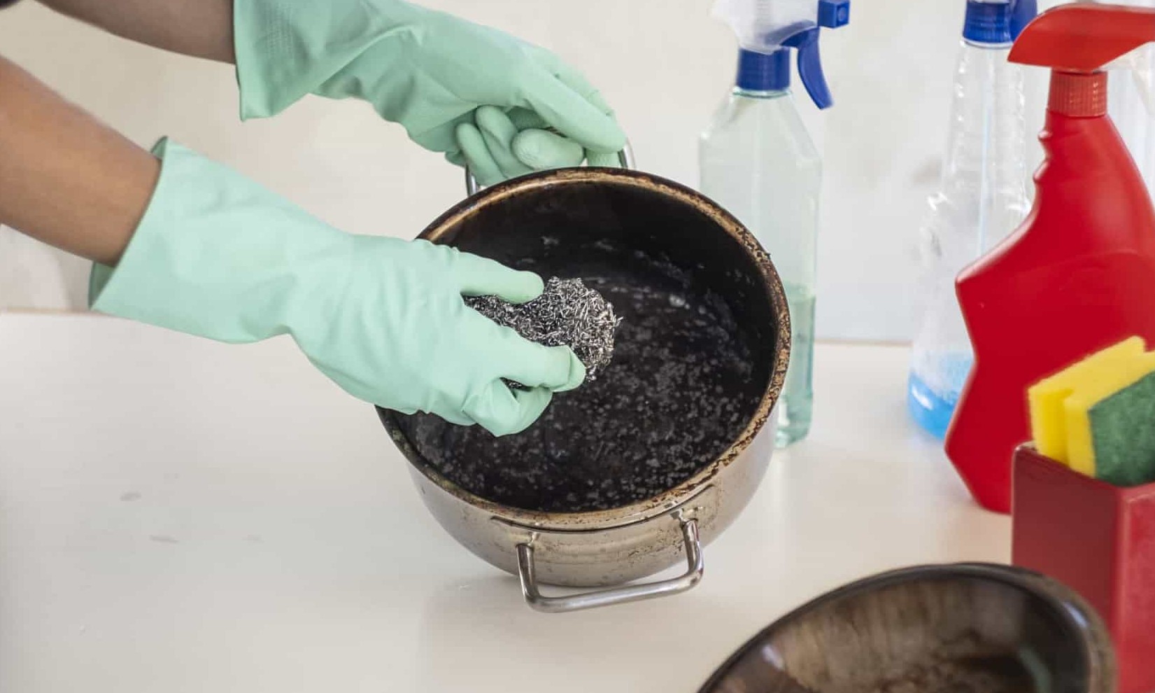 Conheça o truque do bicarbonato de sódio para salvar uma panela queimada