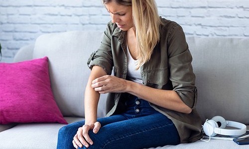 Queda de cabelo, acne, psoríase e dermatite? Saiba porquê acontece agora