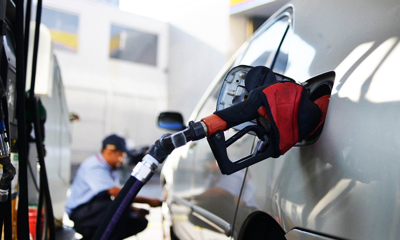 Preço da gasolina cai ao menor valor em quase 3 anos no Brasil, diz pesquisa