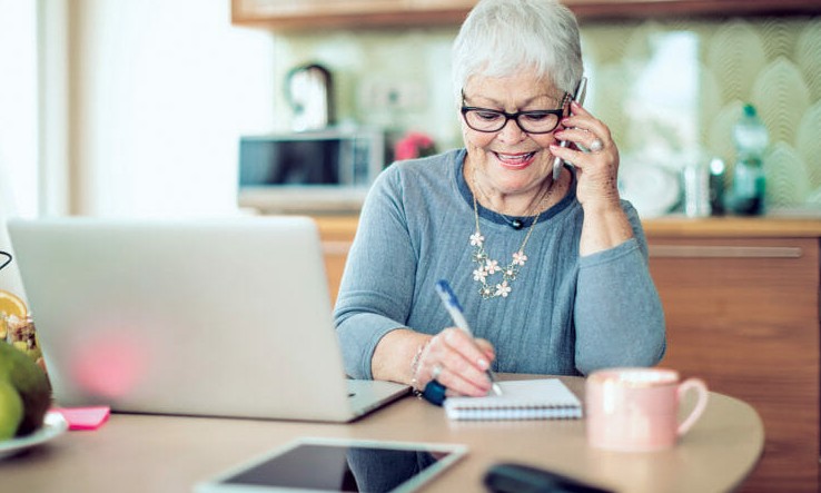 Mulheres inspiram ao mudar suas carreiras e voltar aos estudos perto dos 60 anos