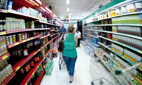 Supermercados já aceitam passar o cartão virtual do Caixa Tem; veja como usar