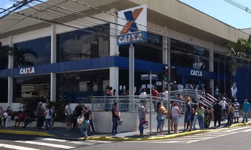 Promessa da Caixa: atender todas as pessoas que chegarem até as 14h
