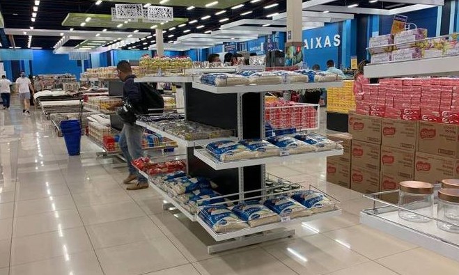 Para poder reabrir como serviço essencial, Havan passa a vender arroz e feijão