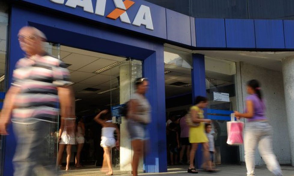 Em busca do auxílio emergencial: Caixa garante que conseguiu reduzir filas
