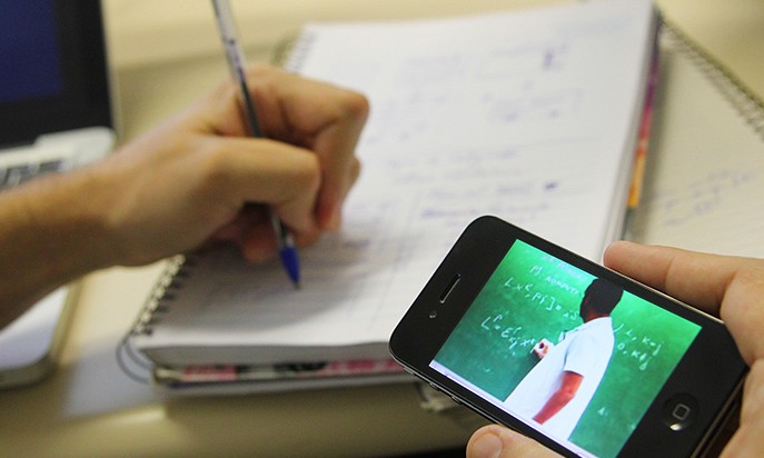 USP distribui 2.250 kits internet para estudantes sem acesso às aulas online