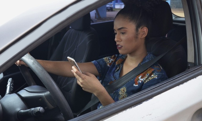 Celular ao volante e beber antes de dirigir: 1/5 dos brasileiros fazem isso