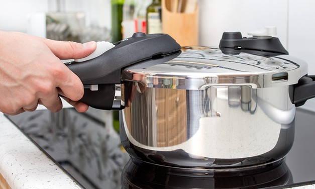 Saiba como usar a panela de pressão da forma correta para grãos, carnes e mais