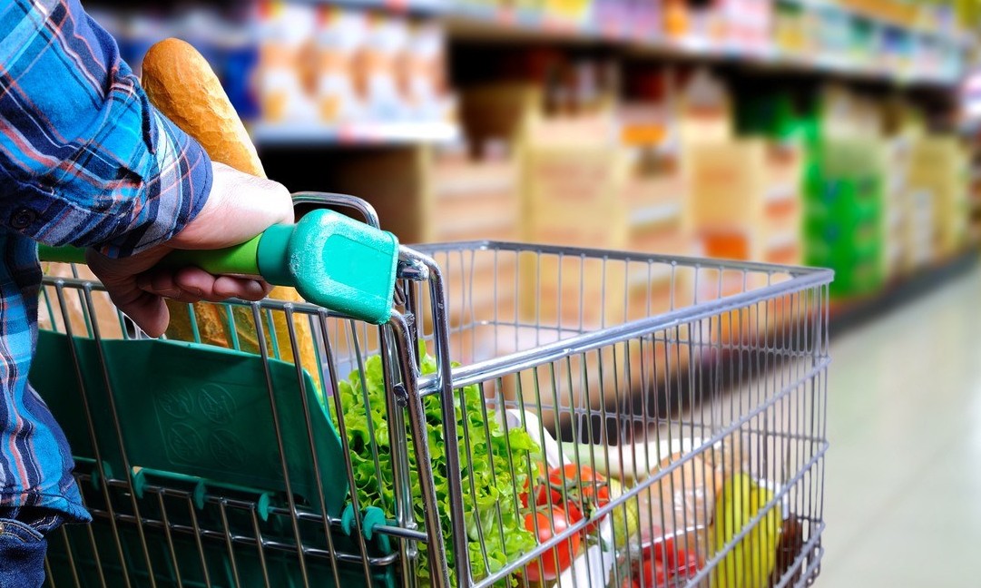 Intenção de consumo das famílias brasileiras tem a maior queda em 10 anos