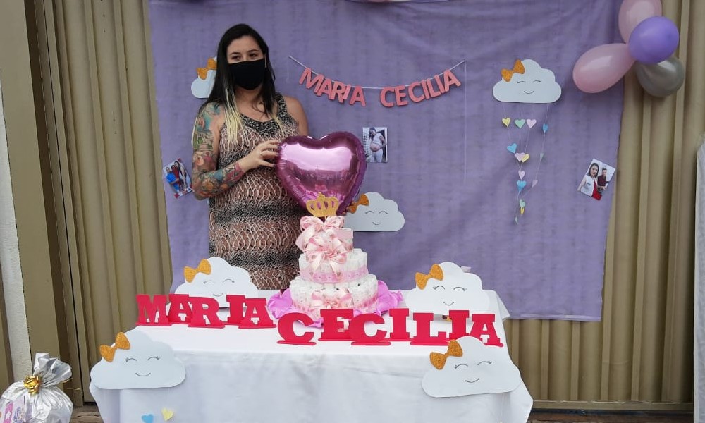 Grávida de 8 meses, jovem é surpreendida com uma charreata de suas amigas