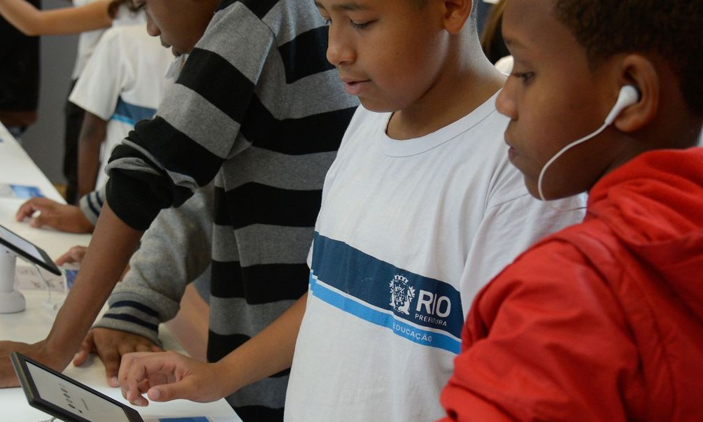 Brasil tem 4,8 milhões de crianças e adolescentes sem internet em casa