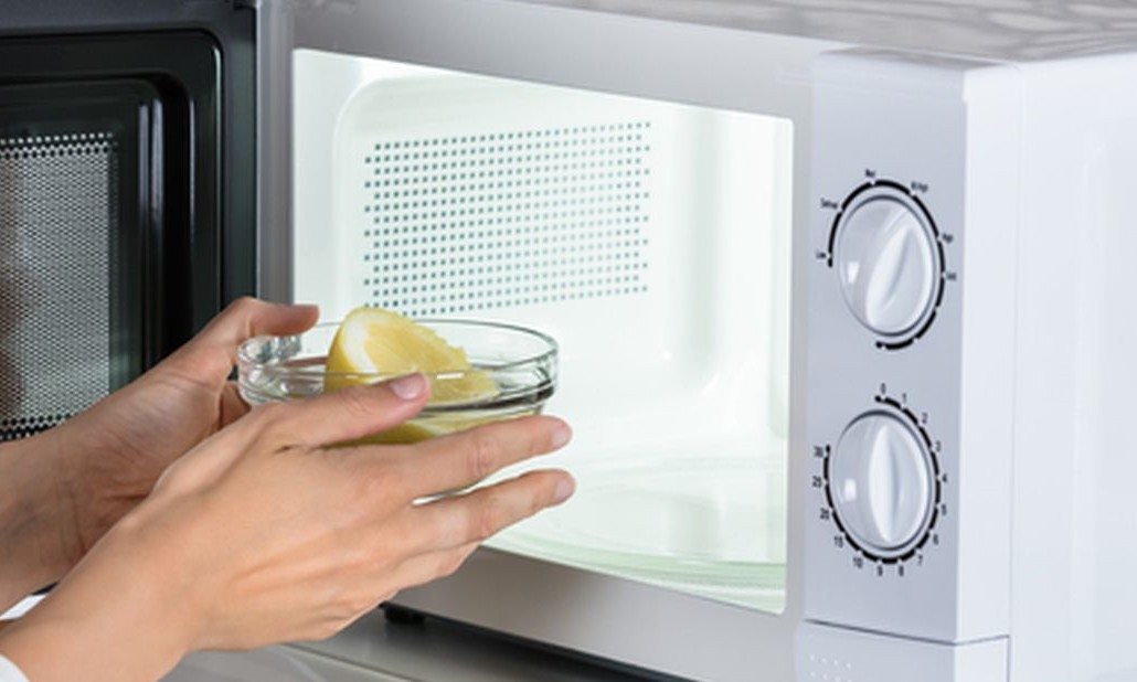 Água e limão para limpar o micro-ondas? Aprenda aqui a receita caseira e eficaz