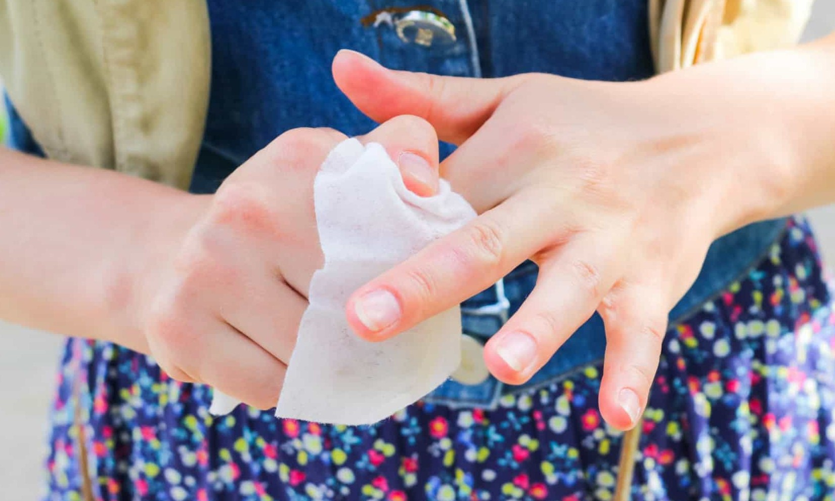 Limpar as mãos com lenços umedecidos pode ser eficaz? Saiba a verdade aqui