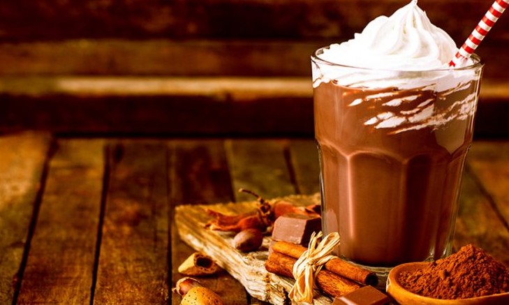 Friozinho combina com chocolate quente! Aprenda a fazer essa delícia aqui