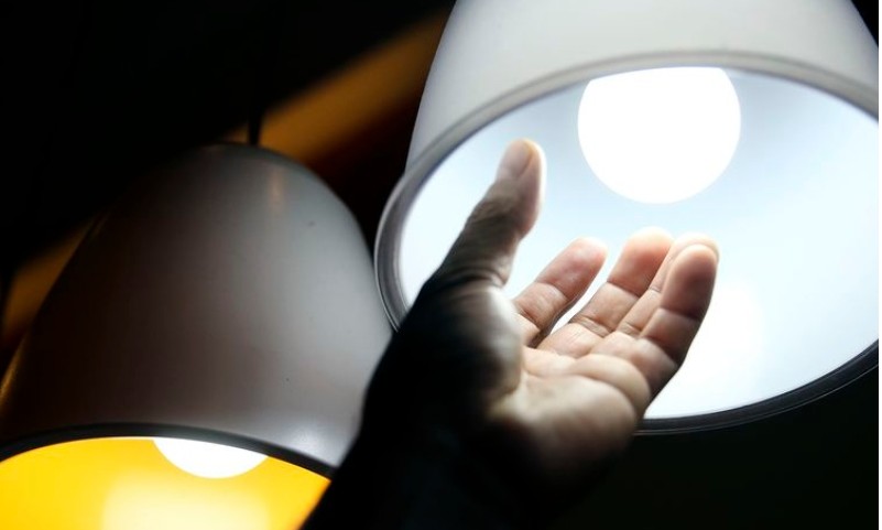 Sobra energia elétrica no Brasil, mas a sua conta de luz pode subir; saiba porquê