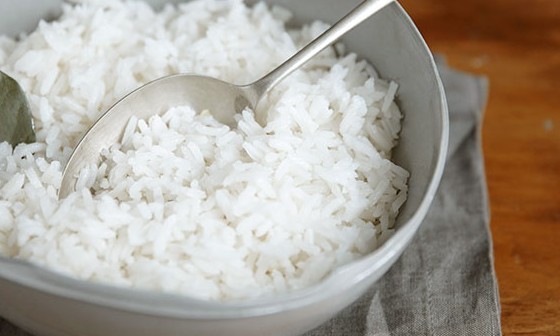 Arroz queimado? Conheça um truque simples que vai ajudar a salvar sua receita