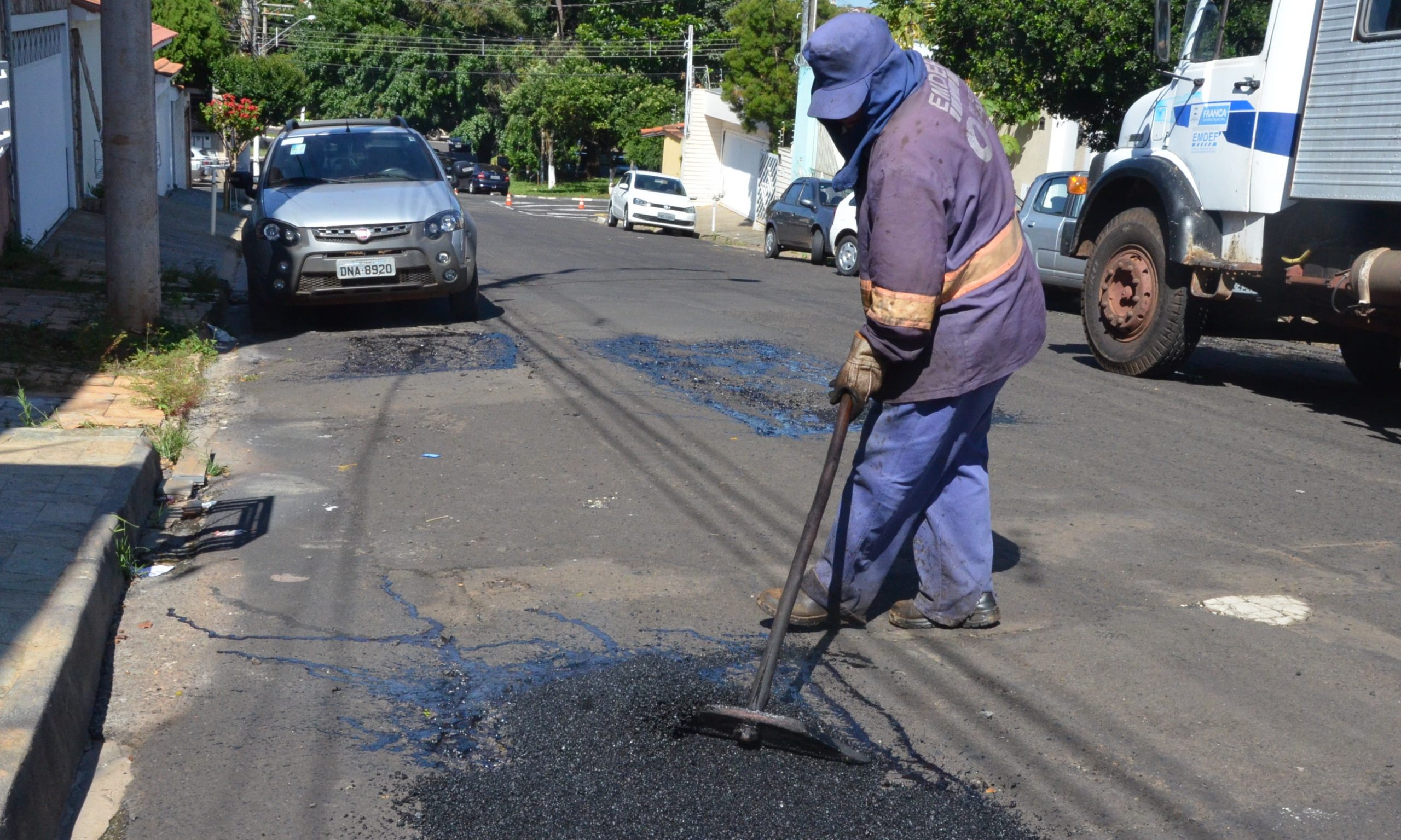 4 equipes da Prefeitura de Franca percorrem a cidade para o remendo asfáltico