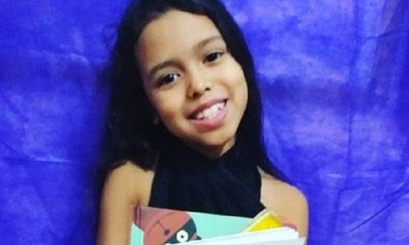 Menina de 7 anos lê poesias para idosos por telefone durante a quarentena
