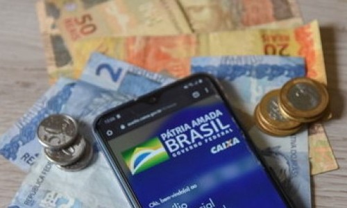 Por que mães solteiras estão perdendo o auxílio emergencial – e o que fazer?