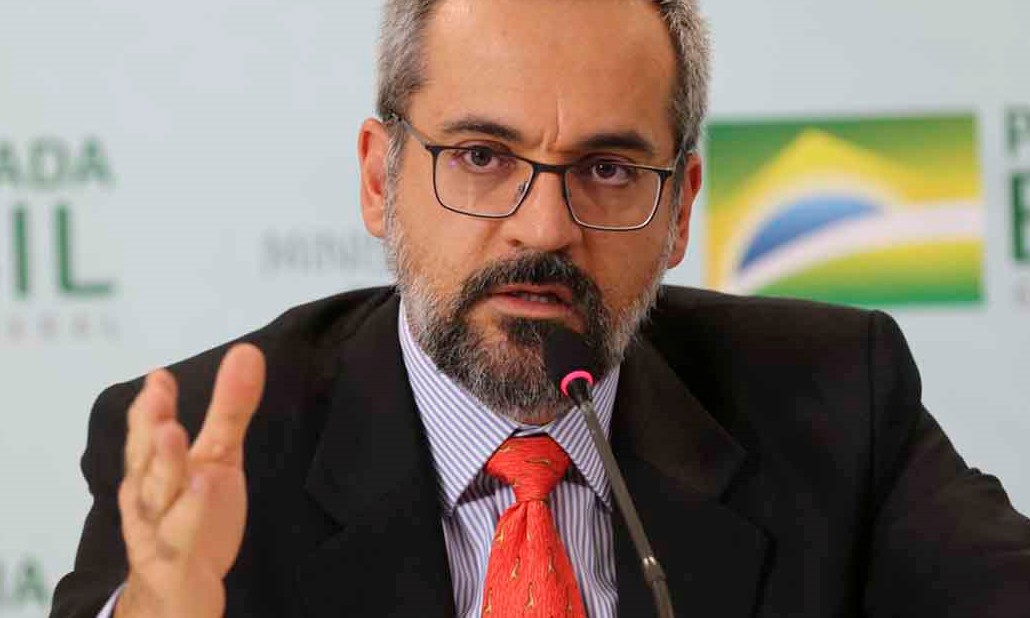MEC vai abrir consulta pública pela internet sobre data de provas do Enem