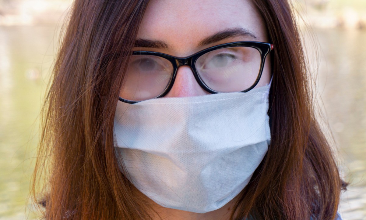 As máscaras estão embaçando seus óculos? Saiba evitar o problema