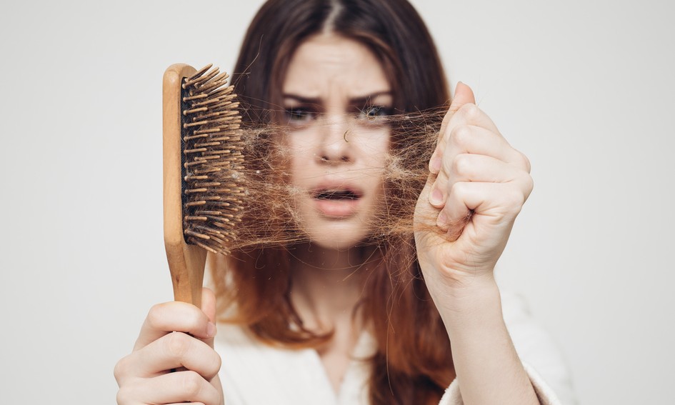 Aprenda a evitar a queda de cabelo na quarentena com dicas práticas – veja aqui