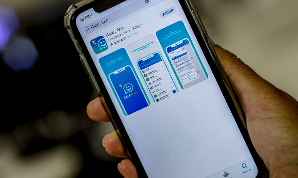 Beneficiários do auxílio emergencial já podem pagar compras via celular