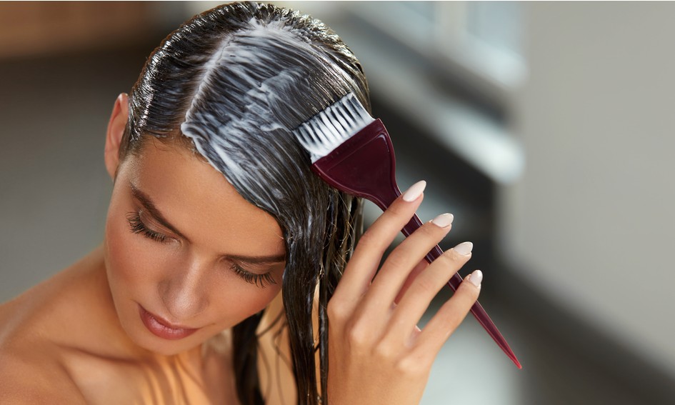 Aprenda como fazer a cor do cabelo tingido durar mais tempo de forma simples