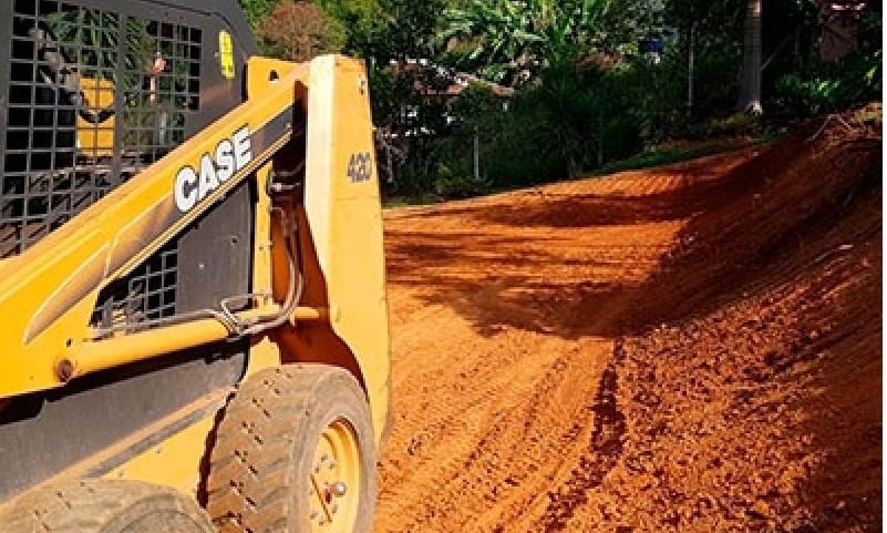 Prefeitura de Franca realiza limpeza e terraplenagem em alguns bairros sem asfalto