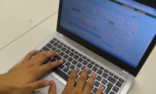 Trabalhador deve declarar auxílio de R$ 600 no Imposto de Renda. Veja