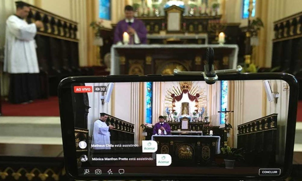 Lives religiosas batem recorde na pandemia com ajuda de padres cantores
