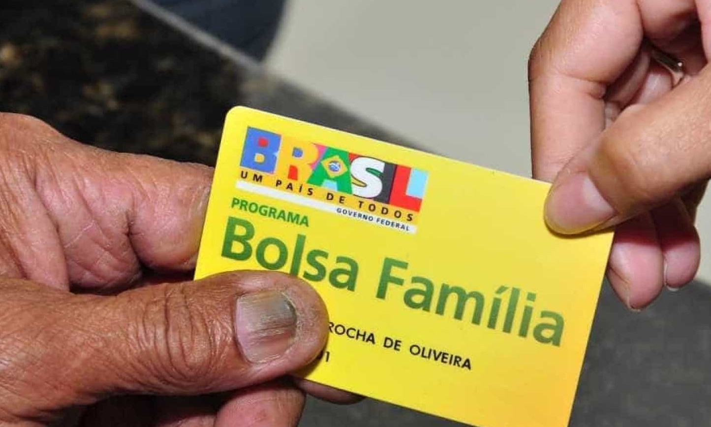 Presidente Jair Bolsonaro suspende atualizações nos cadastros do Bolsa Família