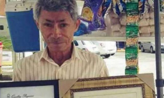Após ajuda, vendedor de cachorro quente pede: “Por favor, parem de depositar”