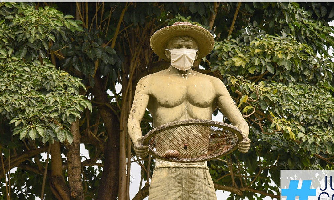 Estátua do garimpeiro ganha máscara para incentivar uso da população em Patrocínio