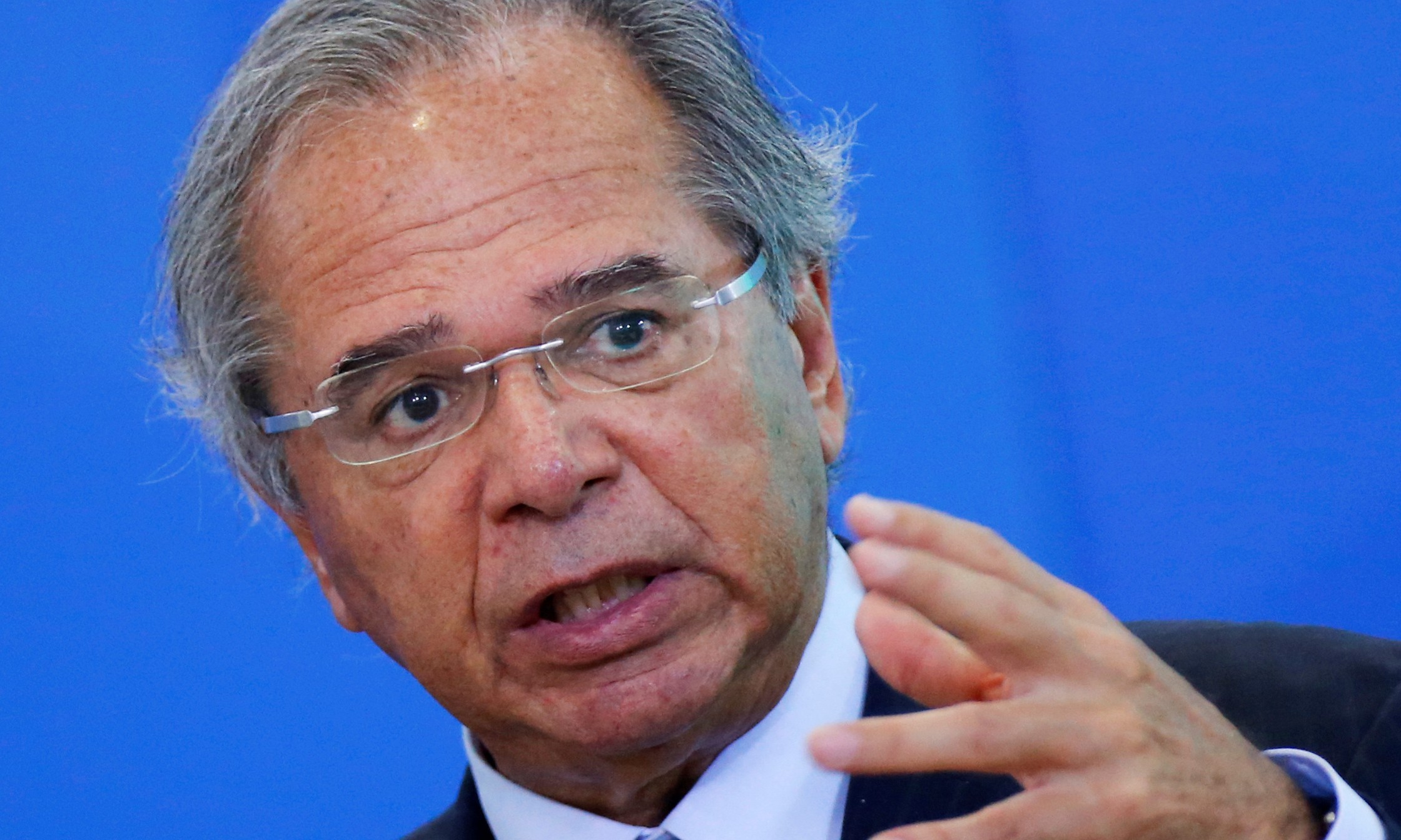 Guedes admite prorrogar auxílio emergencial, mas com valor menor. Veja