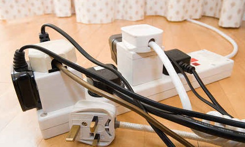 Saiba o que fazer para não sobrecarregar a instalação elétrica na quarentena