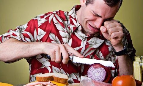 Lágrimas nunca mais! Aprenda um truque para cortar cebola sem chorar