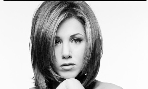 Atriz Jennifer Aniston leiloa retrato nu para ajudar no combate ao novo coronavírus