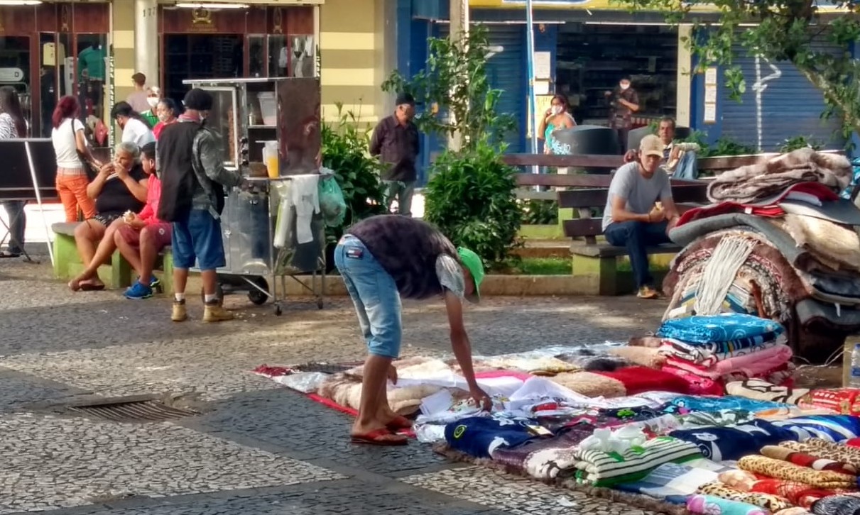 Rede, manta, cobertor: vendedores vêm de fora e invadem as ruas de Franca