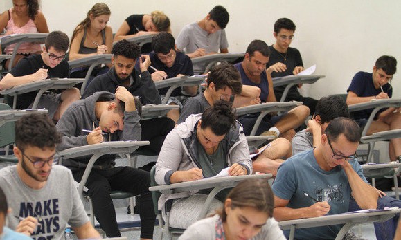 Universidade Cruzeiro do Sul demite professores e revolta alunos nas redes