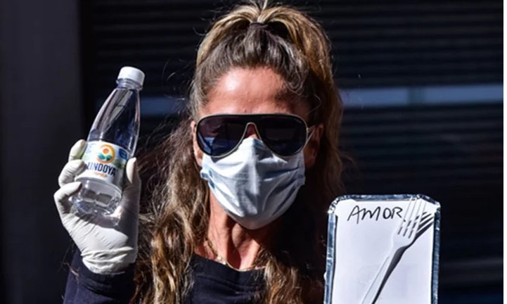 Adriane Galisteu entrega marmitas no centro de São Paulo e escreve “Amor” nelas