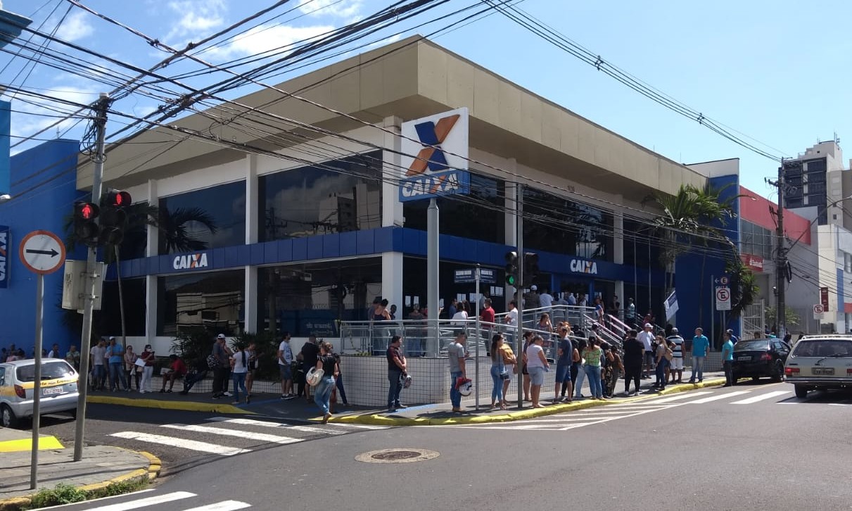 Faltou planejamento, dizem bancários da Caixa sobre saque emergencial