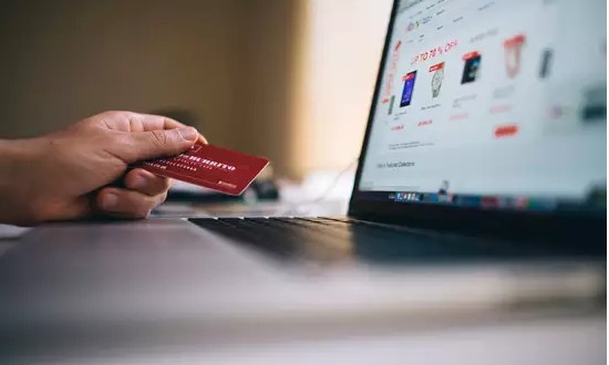 Dia dos Namorados: Com quarentena, comércio virtual espera faturar 18% a mais