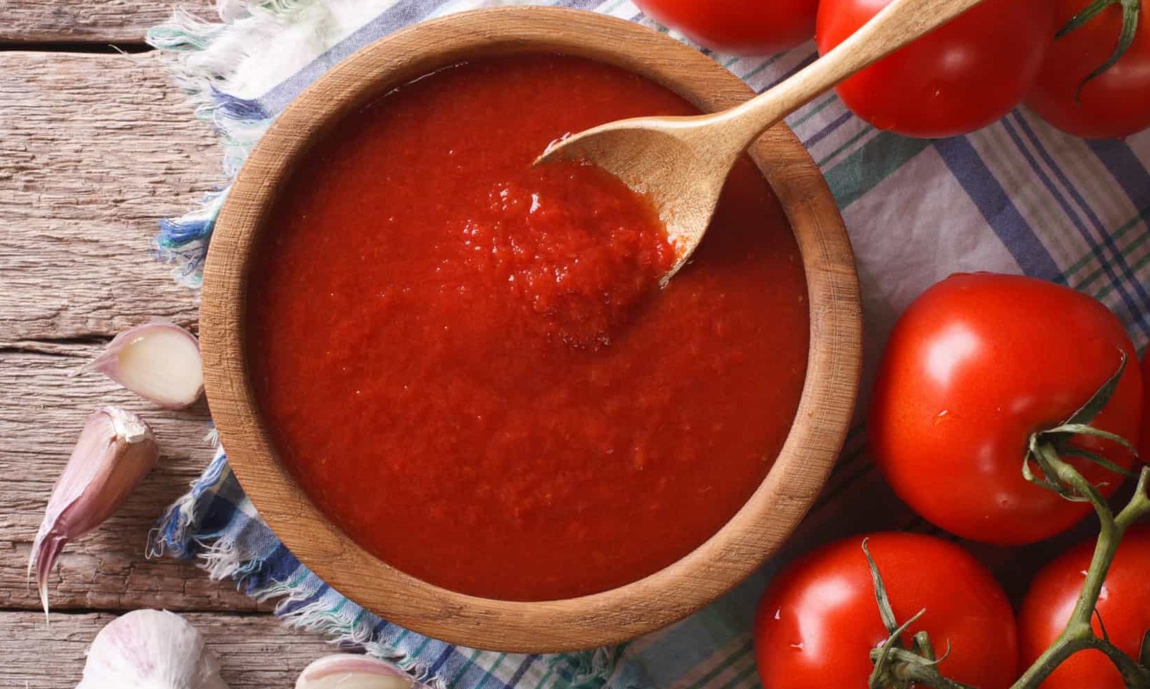 Você guarda os tomates na geladeira? Não deveria. Saiba o que acontece aqui