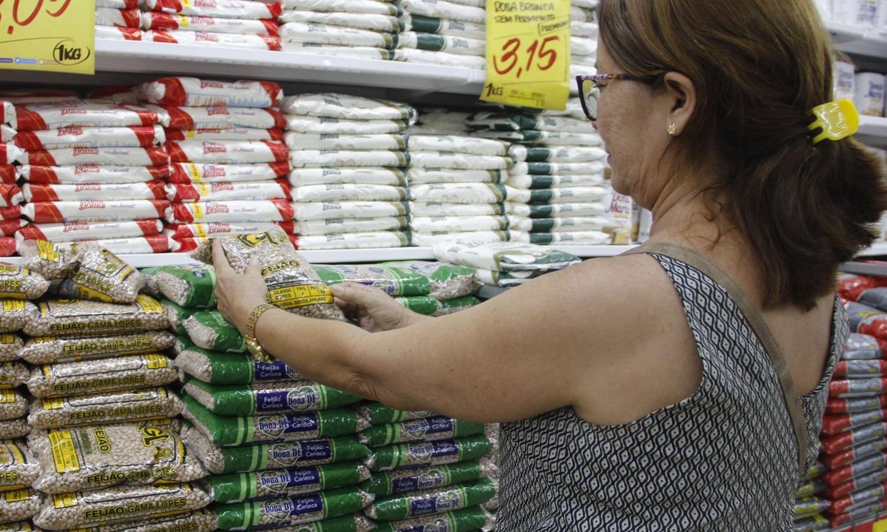 Na crise, alta no preço da alimentação pesa ainda mais para famílias pobres