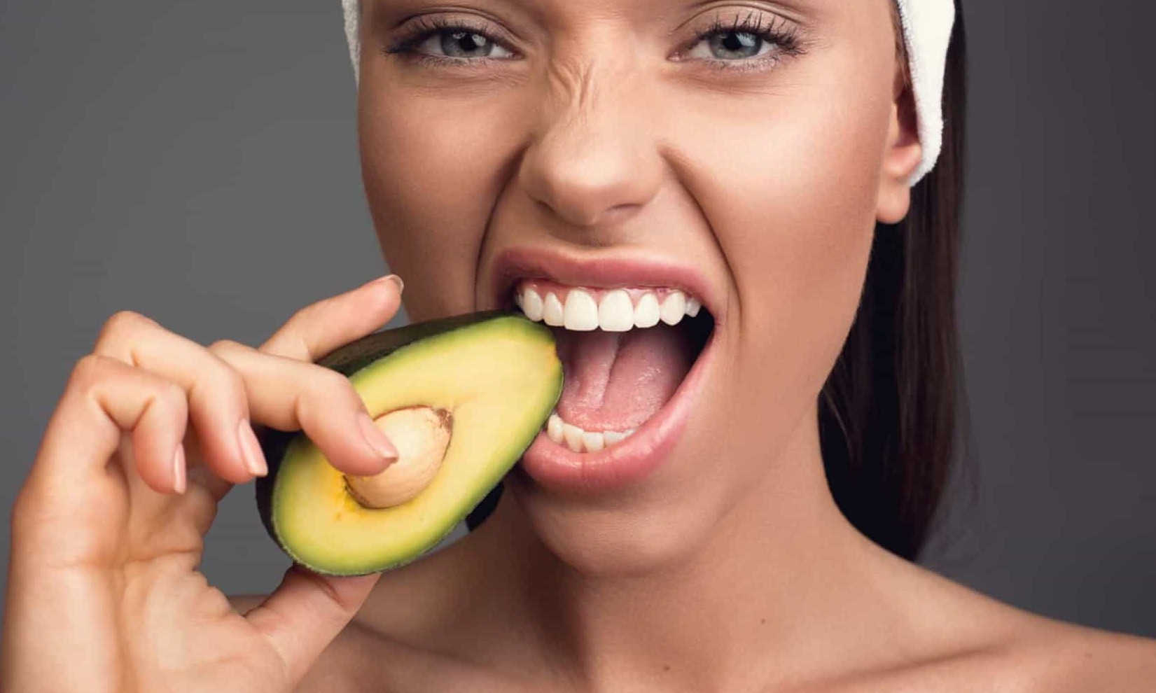 Conheça o chá do caroço de abacate que rejuvenesce a pele de forma natural