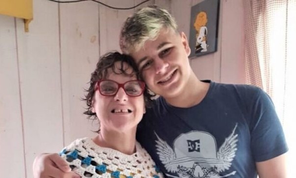Menino faz crochê para ajudar mãe com paralisia: tem pedido até de Portugal