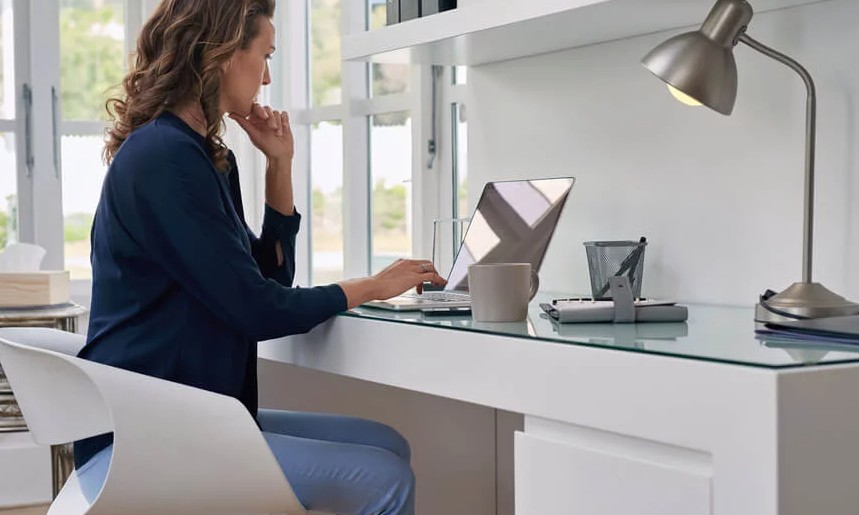 Mulheres se dizem mais satisfeitas com o home office do que os homens