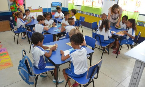 Com a volta às aulas na pandemia, Apeoesp vai debater greve da categoria