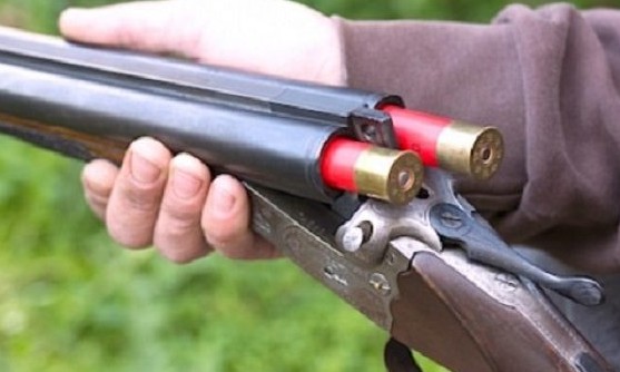 Mulher de 88 anos é presa por usar arma para afastar ladrões. Com ela é na bala.
